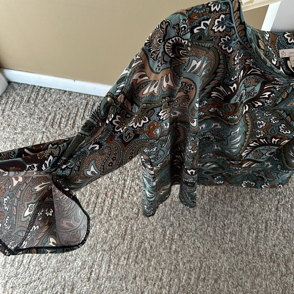 Dressbarn Blouse 🩷 - Picture 2 of 7